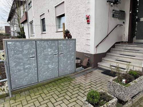 Eingang mit Mülltonneschränke - 