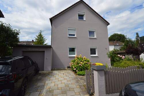 Ansicht - Saniertes 1-2 Familienhaus mit 2-Zi.-EG-Whg und 4-Zi.-Maisonette-Whg. mit Garten in Burgweinting