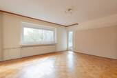 Wohnzimmer mit Zugang zum Balkon - 4 Zimmer Etagenwohnung in Büdelsdorf