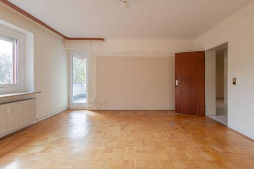 Wohnzimmer mit Zugang zum Balkon - Etagenwohnung mit 102,00 m&sup2; in Büdelsdorf zum Kaufen