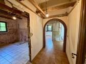 Diele und Blick in das Badezimmer - 