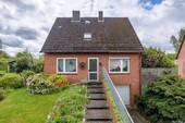 Blick auf das Haus von der Ulmenstraße - Solides Einfamilienhaus mit Platz für neue Wohnideen in Eutin