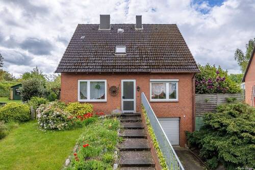 Blick auf das Haus von der Ulmenstraße - Solides Einfamilienhaus mit Platz für neue Wohnideen in Eutin