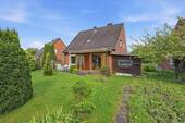 Blick vom Garten auf das Haus, die Terrasse und das Gartenhaus - 