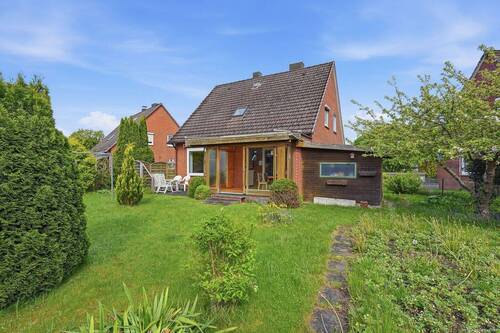 Blick vom Garten auf das Haus, die Terrasse und das Gartenhaus - 