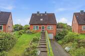 Zuwegung zum Hauseingang mit Garage und Stellplatz - 