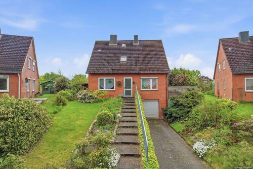Zuwegung zum Hauseingang mit Garage und Stellplatz - 