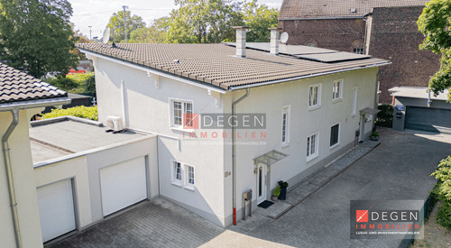 Drohne - Hausansicht - Ihr neues Familienglück: Doppelhaushälfte mit 4 Zimmern, Garage & pflegeleichten Gartenparadies.