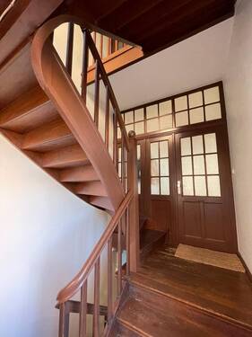 Treppenhaus - 6 Zimmer Mehrfamilienhaus, Wohnhaus zum Kaufen in Oldenburg