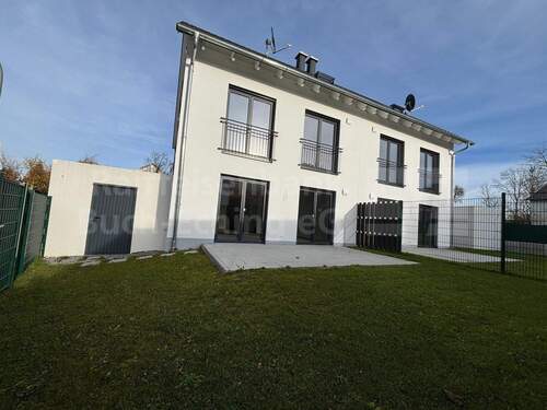 Hausansicht Süd, West DHH 1 (2).JPG - Doppelhaushälfte mit 158,00 m² in Eching zur Miete