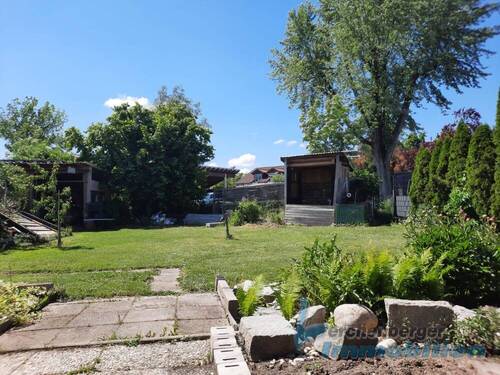 Garten mit Holzlege - 