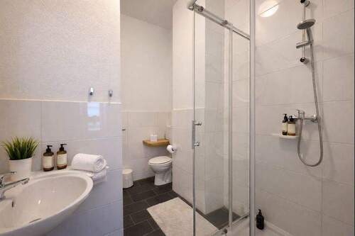 Badezimmer 1. OG - 5 Zimmer Mehrfamilienhaus, Wohnhaus in Koblenz