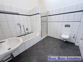 Badzimmer mit Badewanne und Dusche obere Ebene - 