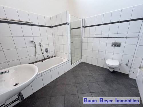 Badzimmer mit Badewanne und Dusche obere Ebene - 