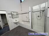 Badzimmer mit Badewanne und Dusche obere Ebene - 