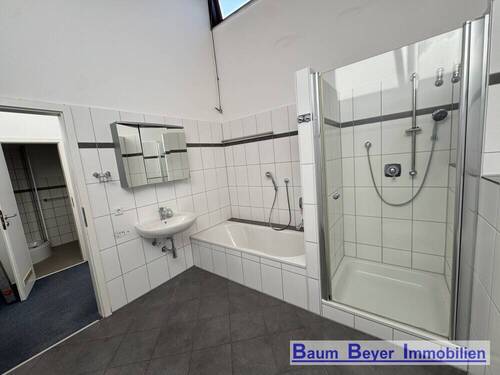 Badzimmer mit Badewanne und Dusche obere Ebene - 