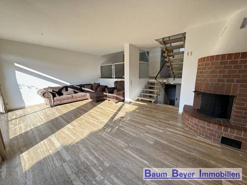 Wohnzimmer mit Kamin - 5 Zimmer Reihenmittelhaus in Göttingen