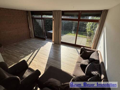 Blick in das Wohnzimmer und in den Garten - Reihenmittelhaus mit 130,00 m&sup2; in Göttingen zum Kaufen