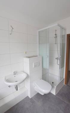Bad mit Dusche - 