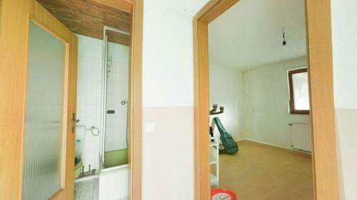 Flur - 5 Zimmer Mehrfamilienhaus, Wohnhaus zum Kaufen in Frankenstein