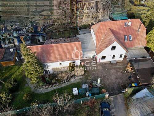 Drohnenaufnahme - *** Weitläufiges Anwesen mit zwei Wohnhäusern, Pool, Nebengelass und großem Potenzial ***