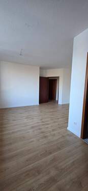 Wohnzimmer mit Abstellraum - 1 Zimmer Etagenwohnung in Burgstädt