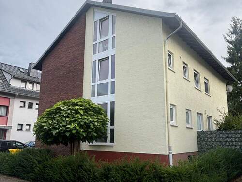 E 707 Straßenansicht 1.jpg - :: Sehr schöne 3 ZKB mit Balkon ideal für junges Paar (E 707) ::