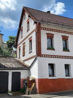 Seiteansicht Haus.jpg - Renovierungsbedürftiges großzügiges Haus zu verkaufen (VHB)