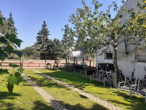 Zufahrt Richtung Hof, links das alte Haus.jpg - 