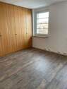 Schlafzimmer mit Einbauschrank - Etagenwohnung mit 80,00 m&sup2; in Bad Langensalza zur Miete