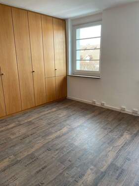 Schlafzimmer mit Einbauschrank - Etagenwohnung mit 80,00 m&sup2; in Bad Langensalza zur Miete