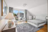 Obergeschoss - Schlafzimmer mit Balkon & Ankleide - 
