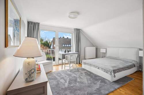 Obergeschoss - Schlafzimmer mit Balkon & Ankleide - 