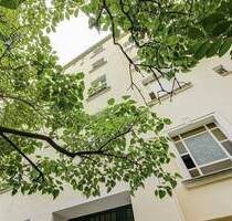 Solides Gründerzeit-Investment: 2 Zimmer, Balkon, Tageslichtbad, Badewanne + VERMIETET + - Berlin Charlottenburg