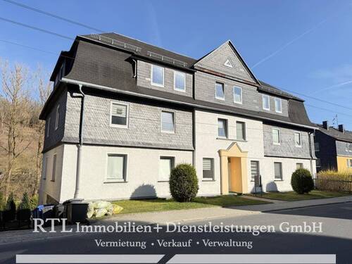 Außenansicht Mehrfamilienhaus - (A1558) Großzügige Wohnung mit Gartennutzung