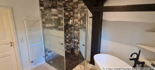 Mit freihstehender Wanne und grosser Dusche - 