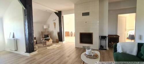 Blick in die Wohndiele mit Kamin - 