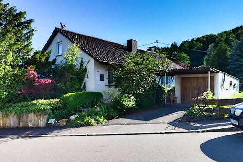 Außenansicht mit Garage - Freistehendes EFH mit großem Grundstück und Ausbaupotenzial