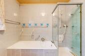 Bad mit Badewanne und Dusche im EG - 