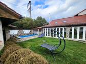Blick zum Pool und Remiese.jpg - Schön gelegene Doppelhaushälfte mit großem Grundstück zu verkaufen (VHB)