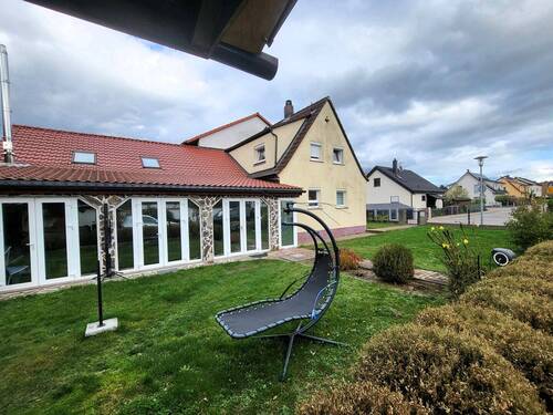 Blick auf das Haus und Garten.jpg - 5 Zimmer Mehrfamilienhaus, Wohnhaus zum Kaufen in Röthenbach an der Pegnitz