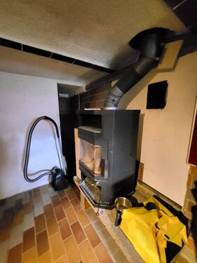 Blick auf Ofenheizung im Keller.jpg - 