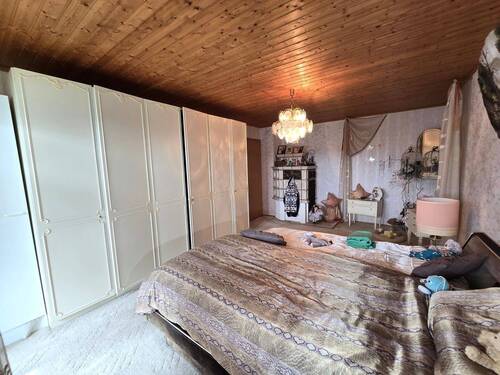 Das Schlafzimmer hat einen eigenen Kachelofen - 