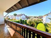 Großzügiger Balkon für den Blick ins Freie - 
