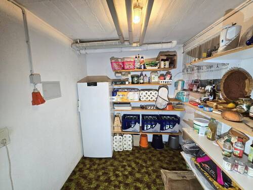 Vorratsraum mit Starkstromanschluss - 