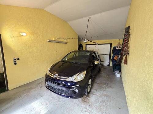 Die Garage bietet genug Platz für Ihr Fahrzeug - 