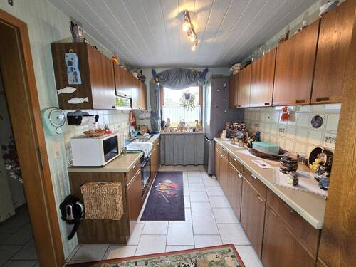 Großzügige Küche mit guter Bewegungsfreiheit und Stauraum - 5 Zimmer Doppelhaushälfte in Unterthingau