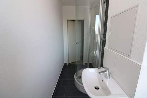 Beispiel Bad mit Dusche - 3 Zimmer Etagenwohnung zur Miete in Freiberg