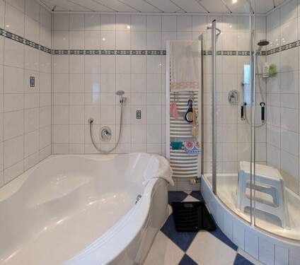 Bad mit Wanne und Dusche - 
