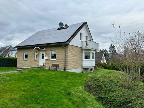 Hausansicht - Freistehendes Einfamilienwohnhaus mit Garten zu verkaufen
